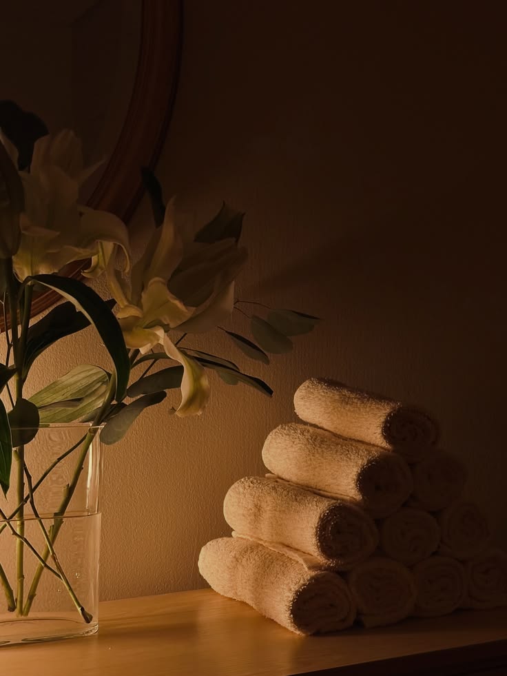 Massage du visage dans une ambiance chaleureuse et intime